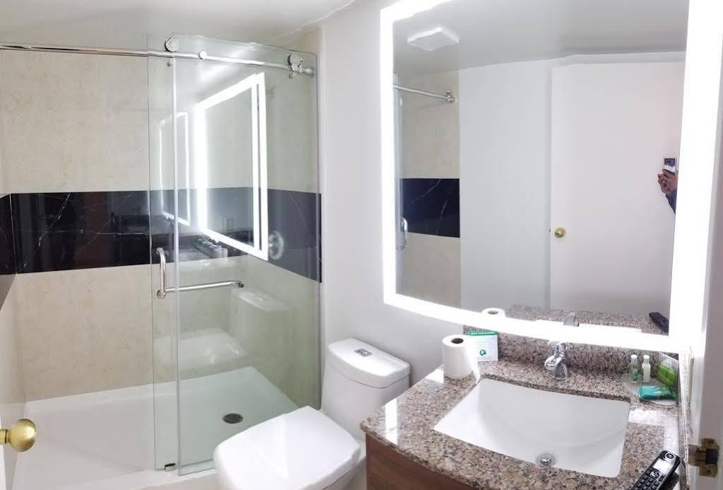 Ramada By Wyndham New Brunswick Hotel 3*