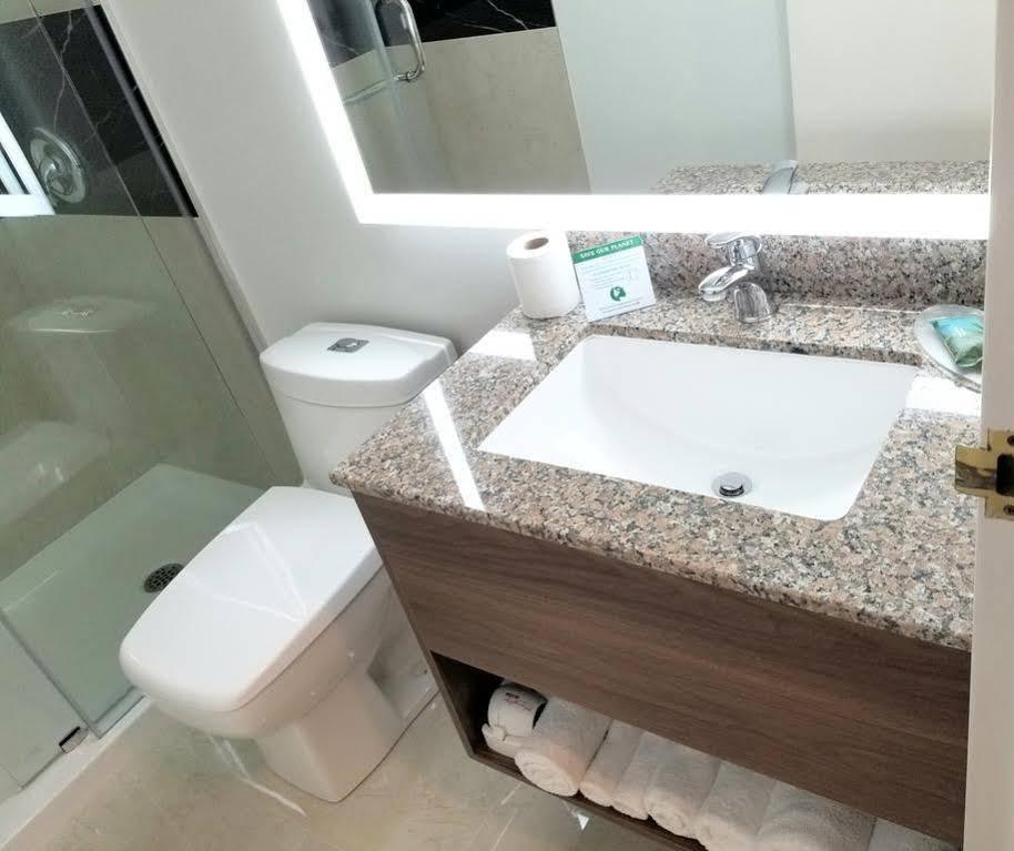 Ramada By Wyndham New Brunswick Hotel 3*