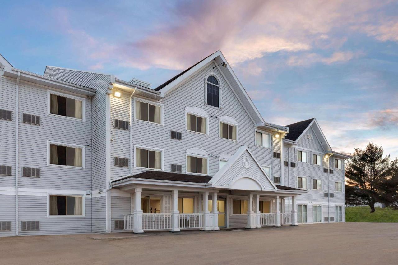 Ramada By Wyndham New Brunswick Hotel