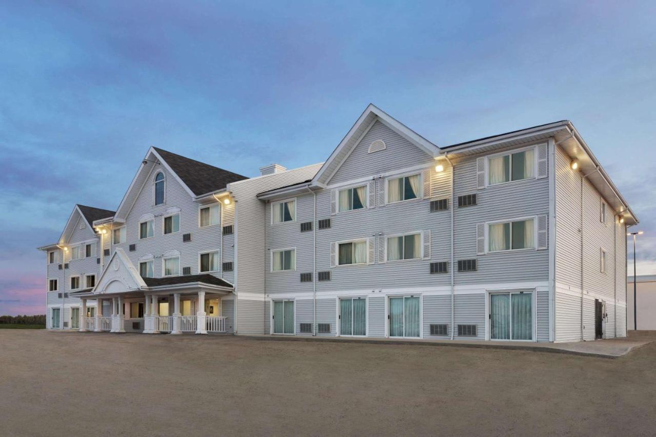 Ramada By Wyndham New Brunswick Hotel