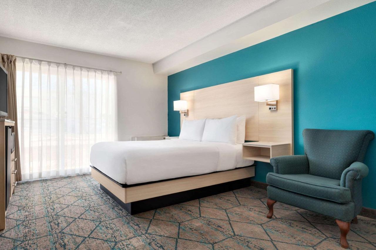 Ramada By Wyndham New Brunswick Hotel