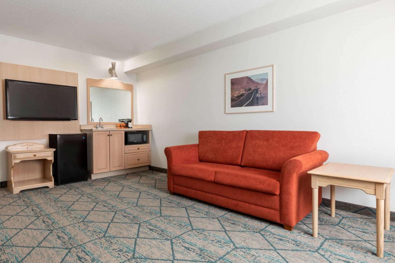 Hotel Ramada By Wyndham New Brunswick